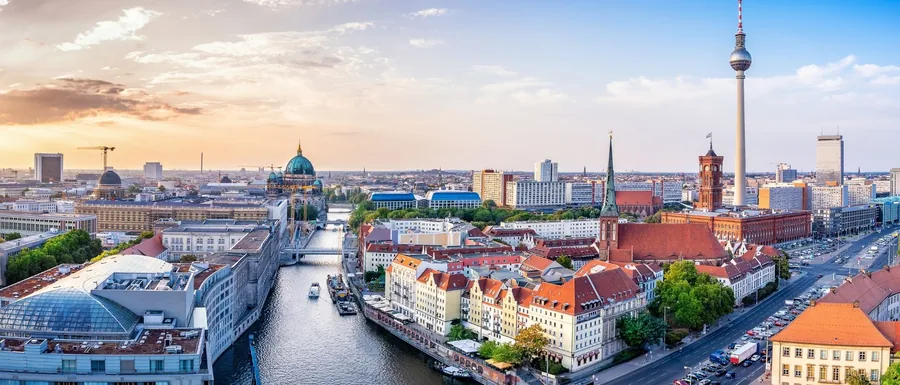 Berlin: Blick über die Spree auf Berliner Dom und Fernsehturm