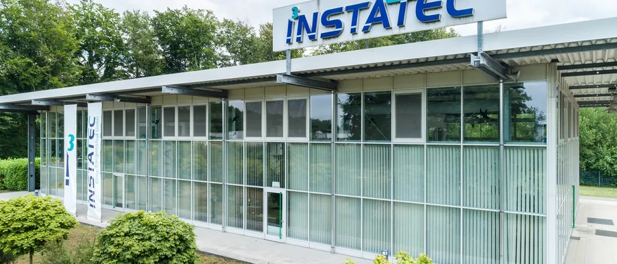 Firmengebäude der INSTATEC GmbH in Castrop-Rauxel mit Firmenschriftzug