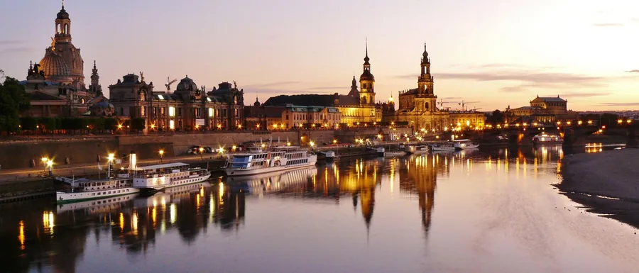 Dresden: Altstadt mit Frauenkirche und Hofkirche an der Elbe