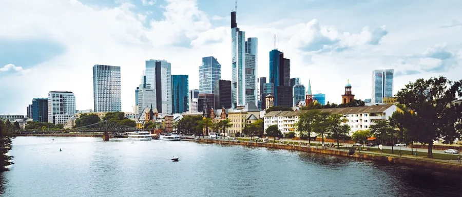 Frankfurt am Main: Skyline der Innenstadt am Mainufer