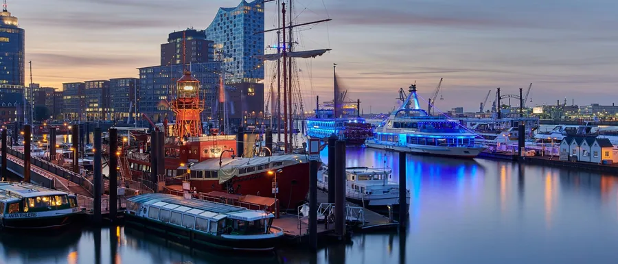 Hamburg: Hafen mit Elbphilharmonie in der Abenddämmerung