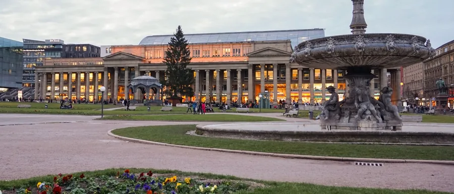 Stuttgart: Schlossplatz mit Königsbau und Brunnen