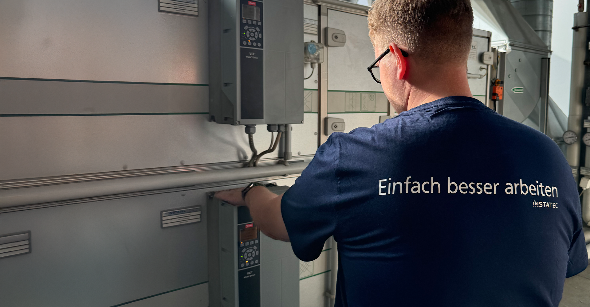 INSTATEC Servicetechniker mit Arbeitsshirt Einfach besser arbeiten an einer Lüftungszentrale