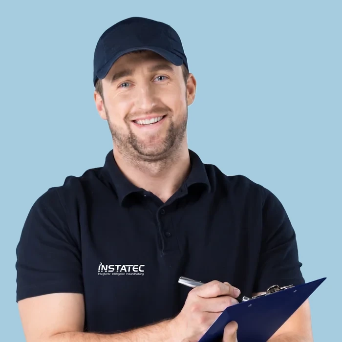 Servicetechniker der INSTATEC GmbH mit Klemmbrett