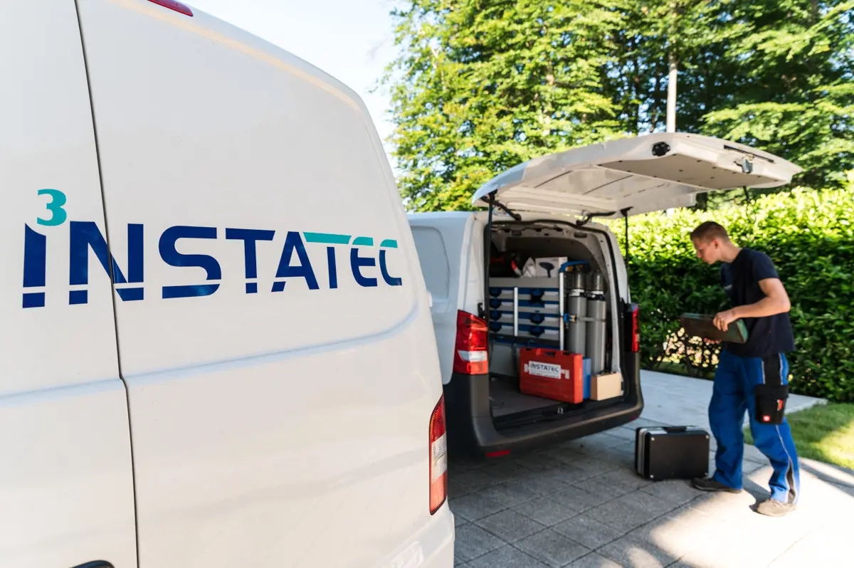 INSTATEC Servicefahrzeug mit Werkstatteinbau, ein Techniker entnimmt Werkzeug