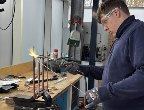 Azubi Day bei INSTATEC – Teamgeist, Floßbau und jede Menge Spaß